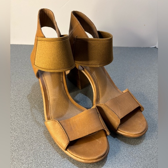 Sorel Shoes - Sorel Nadia sandal in camel brown size 10. Chunky heel.